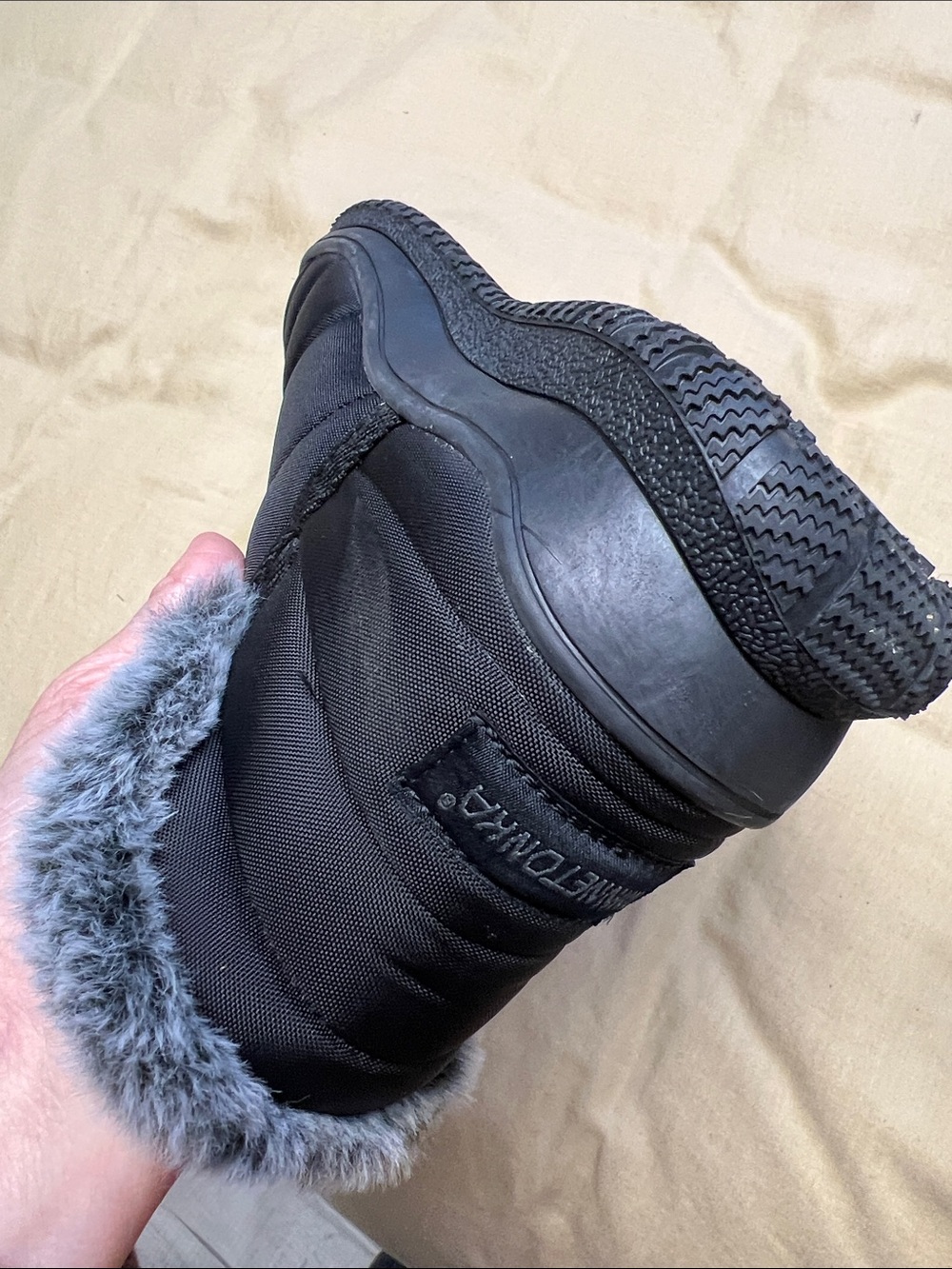 Minnetonka Black Quilted Ankle Winter Boots with Gray Faux Fur Cuff sz 8 - Picture 7 of 9